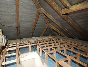 Zateplení stropu rodinného domu pomocí foukané izolace